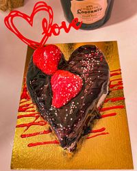 TARTA DE NATA CON CHOCOLATE CAÍDO Y FRESAS, CON FORMA DE CORAZÓN